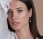 Preview: Gaura Pearls Perlenohrringe - weiß, 585 Roségold plattiert mit Model Preview: Gaura Pearls Perlenohrringe - weiß, 585 Roségold plattiert mit Model